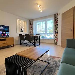 Schwarzer In Apartment